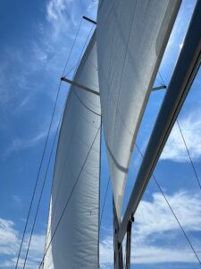 Katamaran vs. Segelyacht: Die perfekte Wahl für Ihr Mittelmeer-Abenteuer